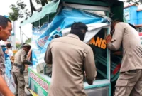 Petugas Satpol PP Padang menertibkan PKL yang menggunakan badan jalan di kawasan Pasar Bandar Buat, Sabtu (6/9/2025). (Foto: Humas Satpol PP Padang)