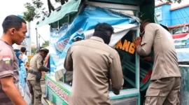 Petugas Satpol PP Padang menertibkan PKL yang menggunakan badan jalan di kawasan Pasar Bandar Buat, Sabtu (6/9/2025). (Foto: Humas Satpol PP Padang)
