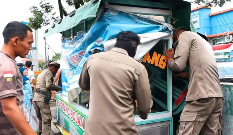 Petugas Satpol PP Padang menertibkan PKL yang menggunakan badan jalan di kawasan Pasar Bandar Buat, Sabtu (6/9/2025). (Foto: Humas Satpol PP Padang)