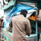 Petugas Satpol PP Padang menertibkan PKL yang menggunakan badan jalan di kawasan Pasar Bandar Buat, Sabtu (6/9/2025). (Foto: Humas Satpol PP Padang)