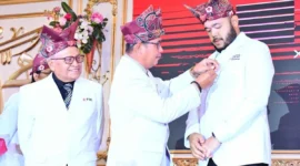 Ketua PMI Padang, Zulhardi Z. Latif menyematkan Lencana Jasa Pratama kepada Wali Kota Padang Fadly Amran pada Puncak Peringatan HUT ke-80 PMI di Auditorium Universitas Baiturrahmah, Rabu (17/9/2025). (Foto: Prokopim Padang)