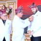 Ketua PMI Padang, Zulhardi Z. Latif menyematkan Lencana Jasa Pratama kepada Wali Kota Padang Fadly Amran pada Puncak Peringatan HUT ke-80 PMI di Auditorium Universitas Baiturrahmah, Rabu (17/9/2025). (Foto: Prokopim Padang)