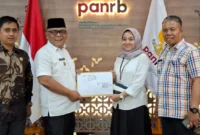 Bupati Pasbar Yulianto menyerahkan surat usulan pengangkatan honorer non-database menjadi PPPK paruh waktu ke Kemenpan RB, Senin (15/9). (Foto: Diskominfo Pasbar)