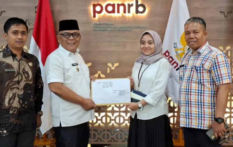 Bupati Pasbar Yulianto menyerahkan surat usulan pengangkatan honorer non-database menjadi PPPK paruh waktu ke Kemenpan RB, Senin (15/9). (Foto: Diskominfo Pasbar)