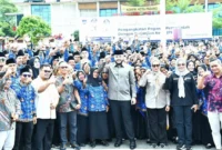 Wali Kota Padang Fadly Amran dan jajaran foto bersama PPPK di Lapangan Apeksi, Balai Kota Aie Pacah, Kamis (25/9/2025). (Foto: FB Diskominfo Padang)