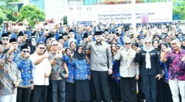 Wali Kota Padang Fadly Amran dan jajaran foto bersama PPPK di Lapangan Apeksi, Balai Kota Aie Pacah, Kamis (25/9/2025). (Foto: FB Diskominfo Padang)