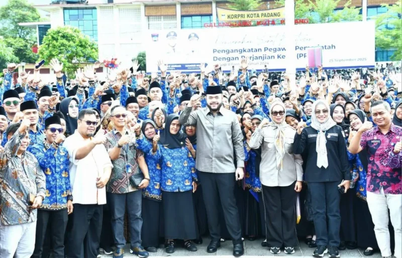 Wali Kota Padang Fadly Amran dan jajaran foto bersama PPPK di Lapangan Apeksi, Balai Kota Aie Pacah, Kamis (25/9/2025). (Foto: FB Diskominfo Padang)