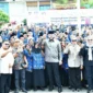 Wali Kota Padang Fadly Amran dan jajaran foto bersama PPPK di Lapangan Apeksi, Balai Kota Aie Pacah, Kamis (25/9/2025). (Foto: FB Diskominfo Padang)
