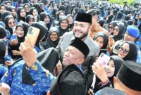 Wali Kota Padang Fadly Amran berswafoto dengan PPPK usai penyerahan SK di Lapangan Apeksi, Balai Kota Aie Pacah, Kamis (25/9/2025). (Foto: Prokopim Padang)