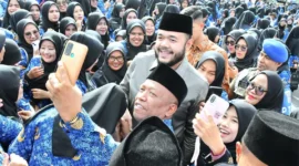 Wali Kota Padang Fadly Amran berswafoto dengan PPPK usai penyerahan SK di Lapangan Apeksi, Balai Kota Aie Pacah, Kamis (25/9/2025). (Foto: Prokopim Padang)
