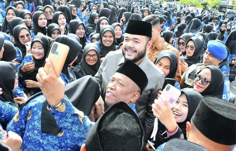 Wali Kota Padang Fadly Amran berswafoto dengan PPPK usai penyerahan SK di Lapangan Apeksi, Balai Kota Aie Pacah, Kamis (25/9/2025). (Foto: Prokopim Padang)