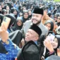 Wali Kota Padang Fadly Amran berswafoto dengan PPPK usai penyerahan SK di Lapangan Apeksi, Balai Kota Aie Pacah, Kamis (25/9/2025). (Foto: Prokopim Padang)