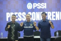 Wakil Ketua Umum PSSI, Zainudin Amali bersama Sekjen  Yunus Nusi dan Indra Sjafri dalam konferensi pers di Jakarta, Senin (29/9). (Foto: PSSI)