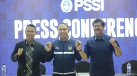 Wakil Ketua Umum PSSI, Zainudin Amali bersama Sekjen  Yunus Nusi dan Indra Sjafri dalam konferensi pers di Jakarta, Senin (29/9). (Foto: PSSI)