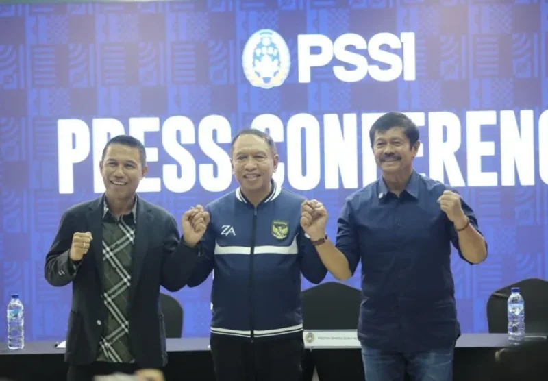 Wakil Ketua Umum PSSI, Zainudin Amali bersama Sekjen  Yunus Nusi dan Indra Sjafri dalam konferensi pers di Jakarta, Senin (29/9). (Foto: PSSI)