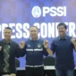 Wakil Ketua Umum PSSI, Zainudin Amali bersama Sekjen  Yunus Nusi dan Indra Sjafri dalam konferensi pers di Jakarta, Senin (29/9). (Foto: PSSI)