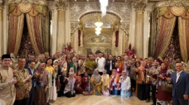 Wali Kota Padang, Fadly Amran foto bersama Majelis Dewan Guru Besar PTNBH di Rumah Gadang Baiturrahmah, Jumat (26/9/2025). (Foto: FB Diskominfo Padang)