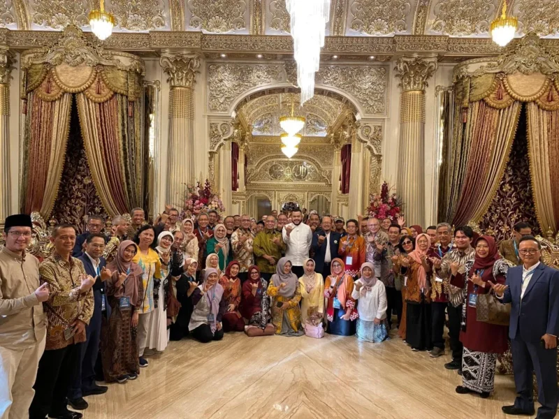 Wali Kota Padang, Fadly Amran foto bersama Majelis Dewan Guru Besar PTNBH di Rumah Gadang Baiturrahmah, Jumat (26/9/2025). (Foto: FB Diskominfo Padang)
