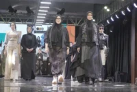 Busana hasil rancangan Tasya Zita dipamerkan Salsa dalam ajang Padang Fashion Summit 2025. (Foto: FB Diskominfo Padang)