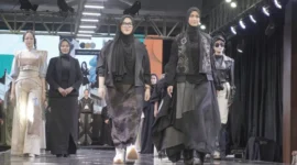 Busana hasil rancangan Tasya Zita dipamerkan Salsa dalam ajang Padang Fashion Summit 2025. (Foto: FB Diskominfo Padang)