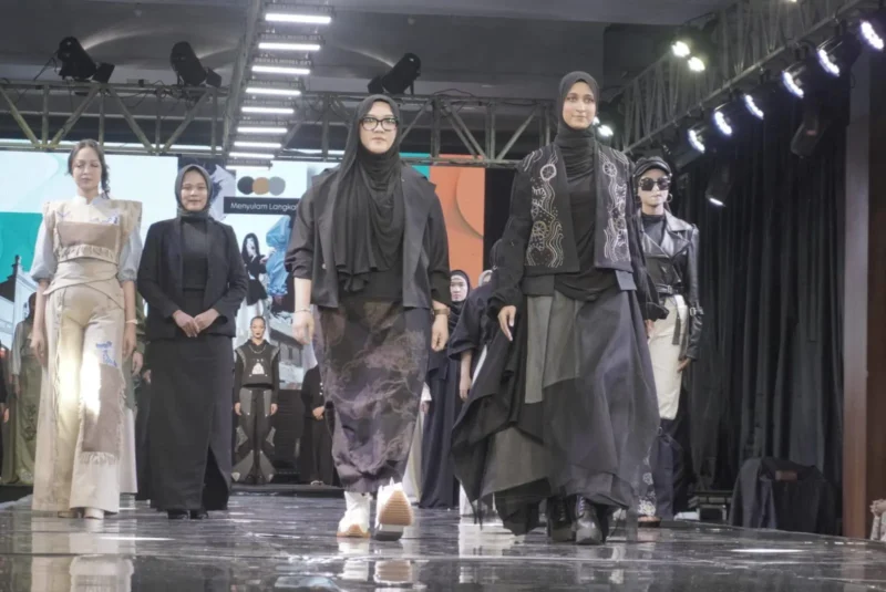Busana hasil rancangan Tasya Zita dipamerkan Salsa dalam ajang Padang Fashion Summit 2025. (Foto: FB Diskominfo Padang)