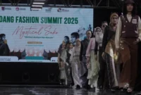 Para model tampil memukau dalam ajang Padang Fashion Summit 2025 yang digelar di Youth Center, Minggu (3/8/2025). (Foto: FB Diskominfo Padang)