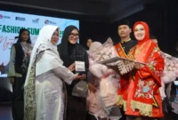 Tasya Zita berhasil meraih Juara I dalam ajang Padang Fashion Summit 2025, Minggu (3/8/2025). (Foto: FB Diskominfo Padang)