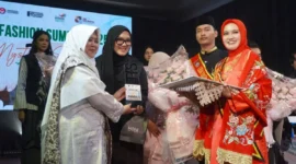 Tasya Zita berhasil meraih Juara I dalam ajang Padang Fashion Summit 2025, Minggu (3/8/2025). (Foto: FB Diskominfo Padang)
