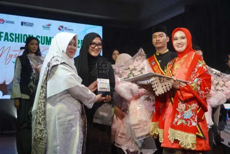 Tasya Zita berhasil meraih Juara I dalam ajang Padang Fashion Summit 2025, Minggu (3/8/2025). (Foto: FB Diskominfo Padang)