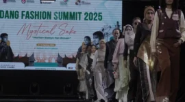 Para model tampil memukau dalam ajang Padang Fashion Summit 2025 yang digelar di Youth Center, Minggu (3/8/2025). (Foto: FB Diskominfo Padang)