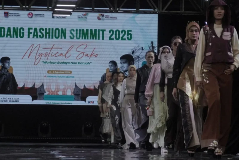 Para model tampil memukau dalam ajang Padang Fashion Summit 2025 yang digelar di Youth Center, Minggu (3/8/2025). (Foto: FB Diskominfo Padang)