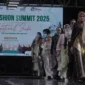 Para model tampil memukau dalam ajang Padang Fashion Summit 2025 yang digelar di Youth Center, Minggu (3/8/2025). (Foto: FB Diskominfo Padang)