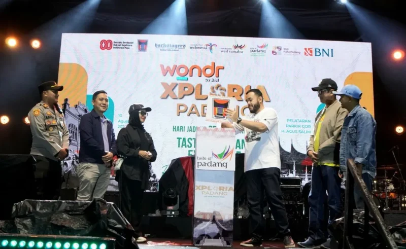 Wali Kota Padang, Fadly Amran meluncurkan Padang Mobile, pada Minggu malam (10/8/2025). (Foto: FB Diskominfo Padang)