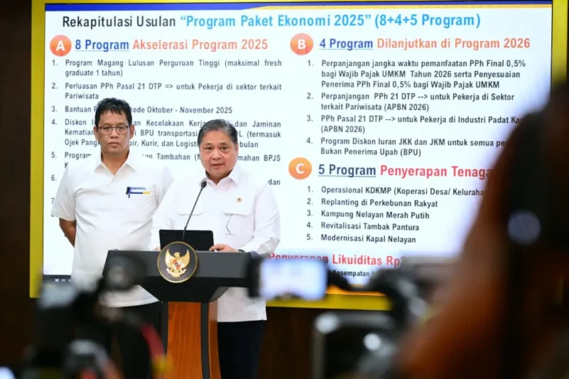 Menko Bidang Perekonomian Airlangga Hartarto didampingi Menteri Keuangan Purbaya Yudhi Sadewa mengumumkan Program Paket Ekonomi 2025, Senin (15/9/2025). (Foto: Kemenko Perekonomian)