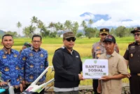 Wali Kota Padang Panjang, Hendri Arnis menyerahkan bantuan pertanian kepada kelompok tani, Rabu (17/9/2025). (Foto: Kominfo Padang Panjang)