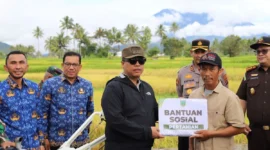 Wali Kota Padang Panjang, Hendri Arnis menyerahkan bantuan pertanian kepada kelompok tani, Rabu (17/9/2025). (Foto: Kominfo Padang Panjang)