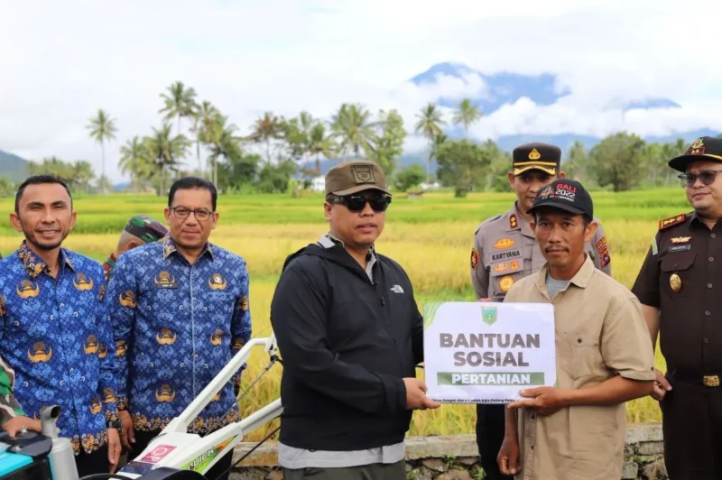 Wali Kota Padang Panjang, Hendri Arnis menyerahkan bantuan pertanian kepada kelompok tani, Rabu (17/9/2025). (Foto: Kominfo Padang Panjang)