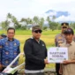 Wali Kota Padang Panjang, Hendri Arnis menyerahkan bantuan pertanian kepada kelompok tani, Rabu (17/9/2025). (Foto: Kominfo Padang Panjang)