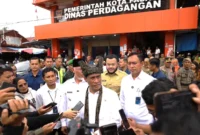 Wali Kota Padang Fadly Amran mendampingi Menteri Pertanian Mentan RI Amran Sulaiman meninjau Pasar Lubuk Buaya, Selasa (16/9/2025). (Foto: Prokopim Padang)