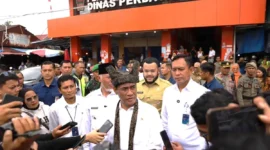 Wali Kota Padang Fadly Amran mendampingi Menteri Pertanian Mentan RI Amran Sulaiman meninjau Pasar Lubuk Buaya, Selasa (16/9/2025). (Foto: Prokopim Padang)