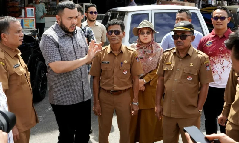 Wali Kota Padang Fadly Amran bersama jajaran mengunjungi Pasar Raya Blok A. (Foto: FB Diskominfo)