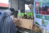 Masyarakat sedang berbelanja di pasar murah yang berlokasi di Lapangan Bola Voli, Kelurahan Bungo Pasang, Koto Tangah, Rabu (17/9/2025). (Foto: FB Diskominfo Padang)