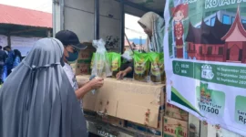 Masyarakat sedang berbelanja di pasar murah yang berlokasi di Lapangan Bola Voli, Kelurahan Bungo Pasang, Koto Tangah, Rabu (17/9/2025). (Foto: FB Diskominfo Padang)