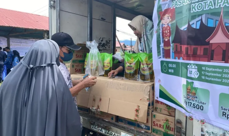 Masyarakat sedang berbelanja di pasar murah yang berlokasi di Lapangan Bola Voli, Kelurahan Bungo Pasang, Koto Tangah, Rabu (17/9/2025). (Foto: FB Diskominfo Padang)