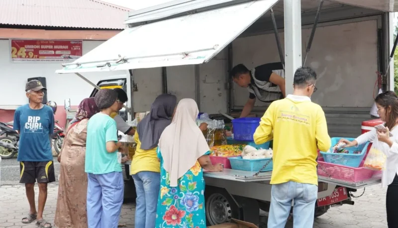 Sejumlah warga membeli kebutuhan pokok di pasar murah yang dipusatkan di depan Masjid Raya Ganting. (Foto: FB Diskominfo Padang)