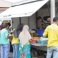 Sejumlah warga membeli kebutuhan pokok di pasar murah yang dipusatkan di depan Masjid Raya Ganting. (Foto: FB Diskominfo Padang)