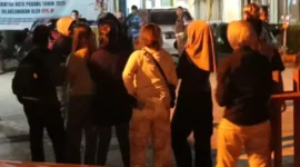 Sejumlah remaja yang terjaring razia dibawa ke Mako Satpol PP. (Foto: Humas Satpol PP Padang)
