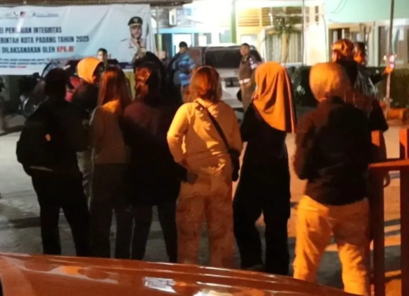 Sejumlah remaja yang terjaring razia dibawa ke Mako Satpol PP. (Foto: Humas Satpol PP Padang)