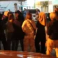 Sejumlah remaja yang terjaring razia dibawa ke Mako Satpol PP. (Foto: Humas Satpol PP Padang)