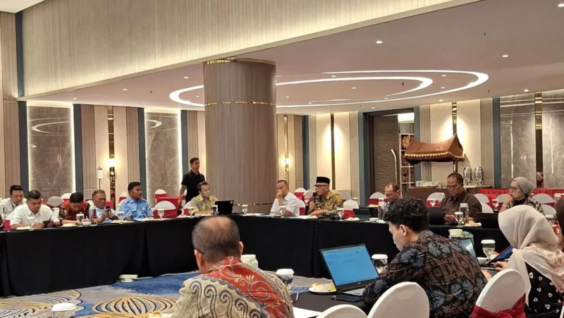 Bupati Pasbar Yulianto menghadiri konsultasi publik penyusunan studi pendahuluan Proyek KPBU Pelabuhan Teluk Tapang di Hotel Mercure Padang, Kamis (18/9). (Foto: Diskominfo Pasbar)